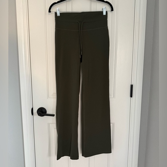 Vuori Daily Wide Leg Pants in Oregano - Picture 4 of 6